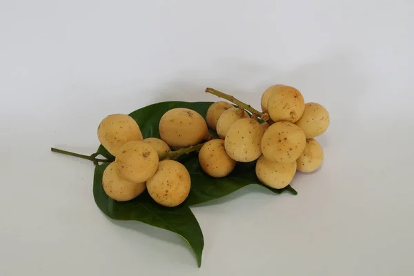 Frutas Langsat Aisladas Sobre Fondo Blanco — Foto de Stock