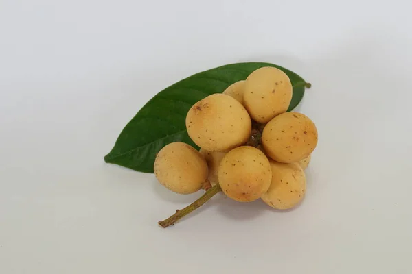 Frutas Langsat Aisladas Sobre Fondo Blanco — Foto de Stock