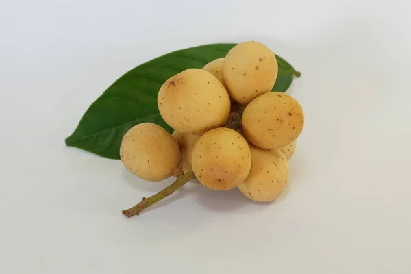 Frutas Langsat Aisladas Sobre Fondo Blanco — Foto de Stock