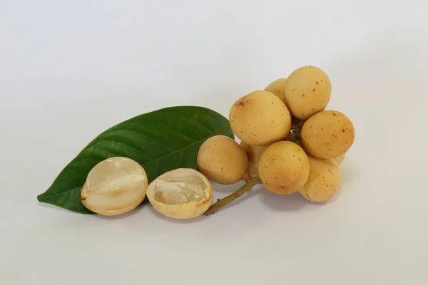 Frutas Langsat Aisladas Sobre Fondo Blanco — Foto de Stock