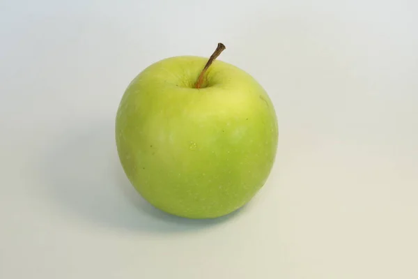 Κλείσιμο Του Πράσινου Μήλου Λευκό Φόντο — Φωτογραφία Αρχείου