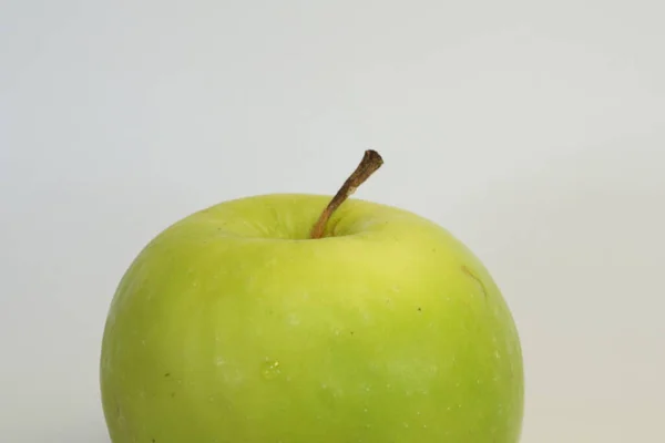 Primer Plano Manzana Verde Sobre Fondo Blanco — Foto de Stock