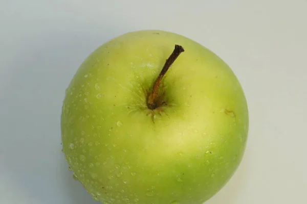 Beyaz Arkaplana Karşı Yeşil Elmayı Kapat — Stok fotoğraf