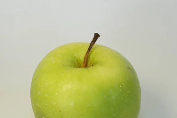 Närbild Grönt Äpple Mot Vit Bakgrund — Stockfoto