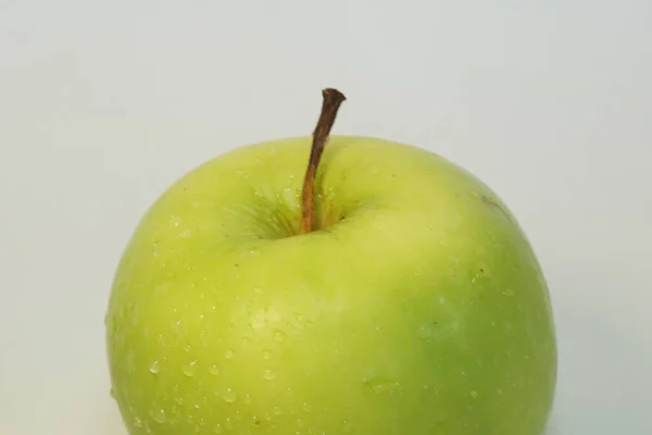 Närbild Grönt Äpple Mot Vit Bakgrund — Stockfoto