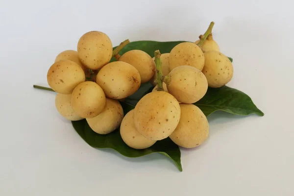 Frutas Langsat Aisladas Sobre Fondo Blanco — Foto de Stock