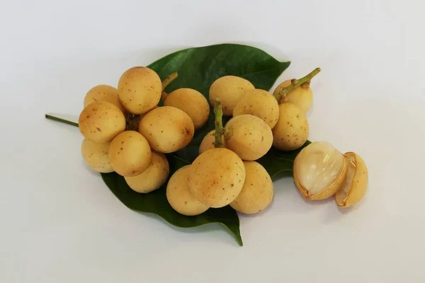 Frutas Langsat Aisladas Sobre Fondo Blanco — Foto de Stock