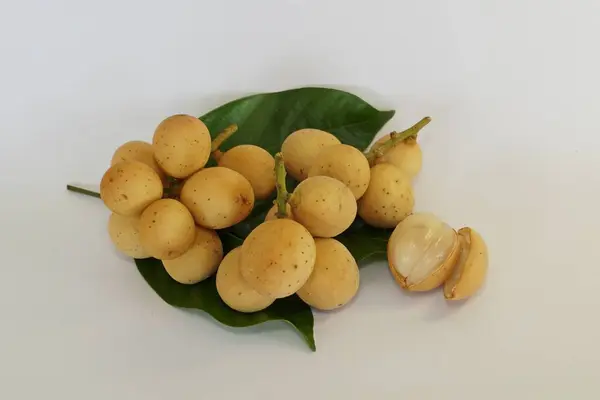 Frutas Langsat Aisladas Sobre Fondo Blanco — Foto de Stock