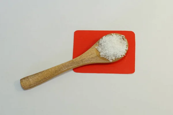 Weißer Zucker Und Holzlöffel Isoliert Auf Weißem Hintergrund lizenzfreie Stockfotos