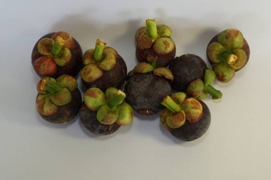 Beyaz arka planda izole edilmiş mangosteen meyveleri