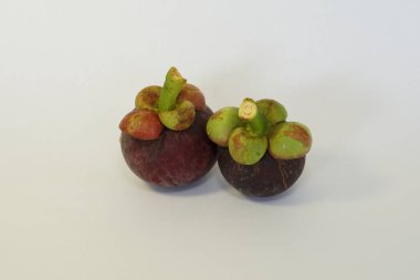 Beyaz arka planda izole edilmiş mangosteen meyveleri