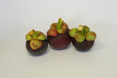 Beyaz arka planda izole edilmiş mangosteen meyveleri
