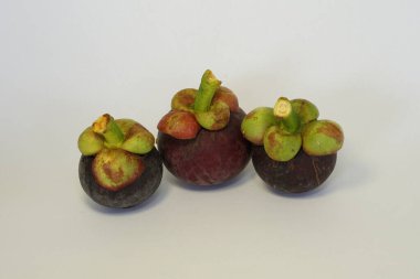 Beyaz arka planda izole edilmiş mangosteen meyveleri