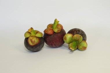 Beyaz arka planda izole edilmiş mangosteen meyveleri