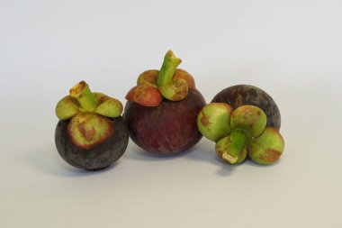 Beyaz arka planda izole edilmiş mangosteen meyveleri