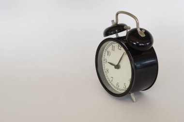 Alarm saati beyaz arkaplanda izole edildi