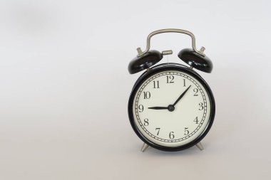 Alarm saati beyaz arkaplanda izole edildi