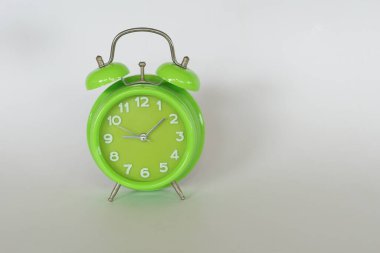 Alarm saati beyaz arkaplanda izole edildi