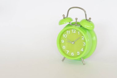 Alarm saati beyaz arkaplanda izole edildi