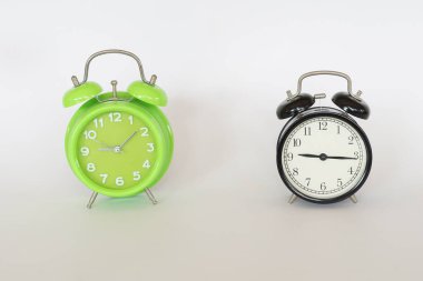 Alarm saati beyaz arkaplanda izole edildi