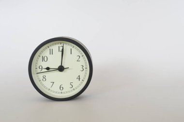 Alarm saati beyaz arkaplanda izole edildi