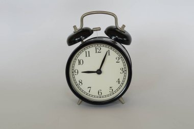 Alarm saati beyaz arkaplanda izole edildi