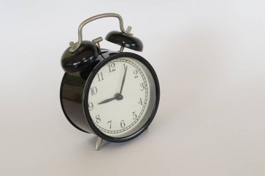 Alarm saati beyaz arkaplanda izole edildi