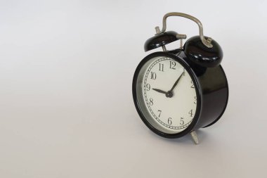 Alarm saati beyaz arkaplanda izole edildi