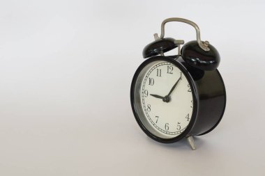 Alarm saati beyaz arkaplanda izole edildi