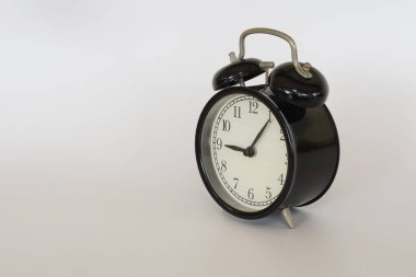 Alarm saati beyaz arkaplanda izole edildi