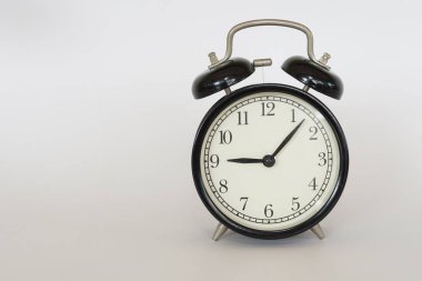 Alarm saati beyaz arkaplanda izole edildi