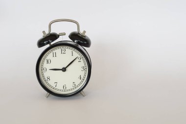 Alarm saati beyaz arkaplanda izole edildi