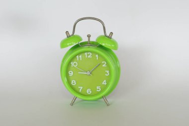 Alarm saati beyaz arkaplanda izole edildi