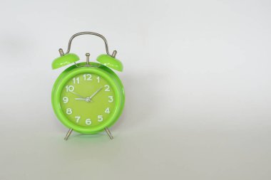 Alarm saati beyaz arkaplanda izole edildi