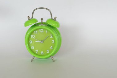 Alarm saati beyaz arkaplanda izole edildi