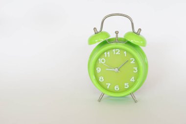Alarm saati beyaz arkaplanda izole edildi
