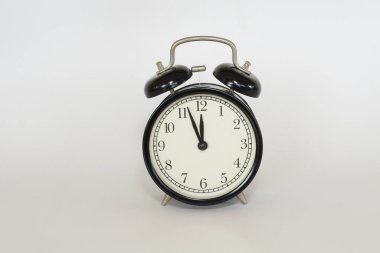 Beyaz arkaplanda izole edilmiş klasik alarm saati