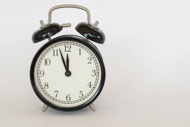 Beyaz arkaplanda izole edilmiş klasik alarm saati