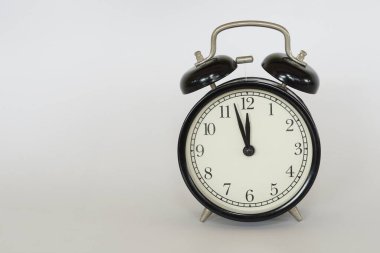 Beyaz arkaplanda izole edilmiş klasik alarm saati