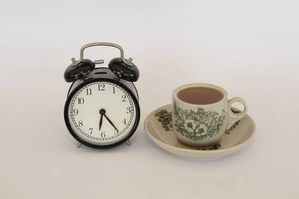 Будильник Чашкою Чаю Ізольовано Білому Фоні — стокове фото
