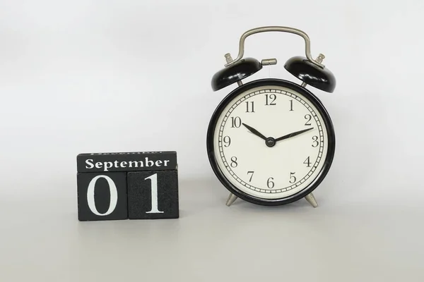Wecker Mit Kalenderwürfel Auf Weißem Hintergrund — Stockfoto