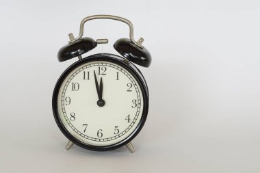 Beyaz arkaplanda izole edilmiş klasik alarm saati