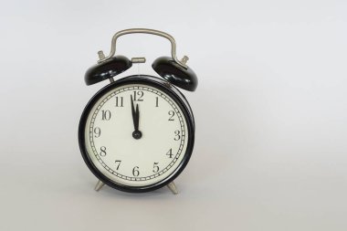 Beyaz arkaplanda izole edilmiş klasik alarm saati