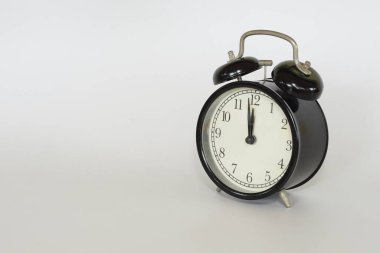 Beyaz arkaplanda izole edilmiş klasik alarm saati