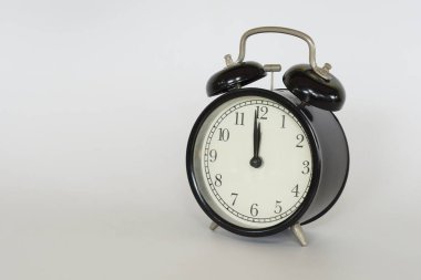 Beyaz arkaplanda izole edilmiş klasik alarm saati