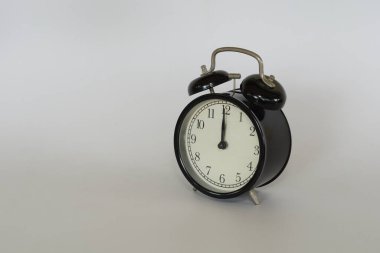 Beyaz arkaplanda izole edilmiş klasik alarm saati