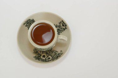 Beyaz arka planda bir fincan çay.