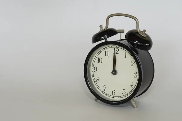 Jam Alarm Vintage Terisolasi Latar Belakang Putih — Stok Foto