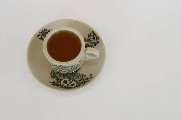 白い背景にお茶を一杯 — ストック写真