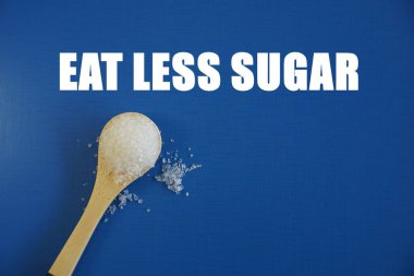 beyaz şeker ve yazı ile kaşık. Daha az şeker ye.